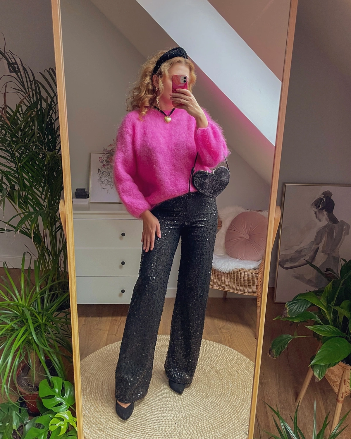 tenue pour les fetes pull rose fuschia pantalon paillete noir