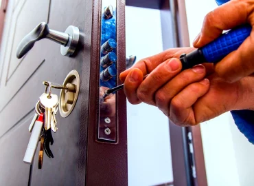 trouver un serrurier honnete a paris porte avec des cles paires de gants