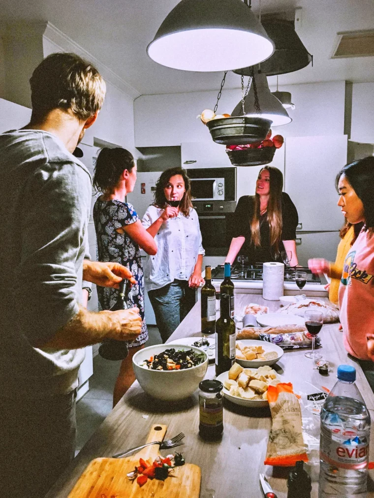 un event à la maison parmi des amis quatre femmes et un homme