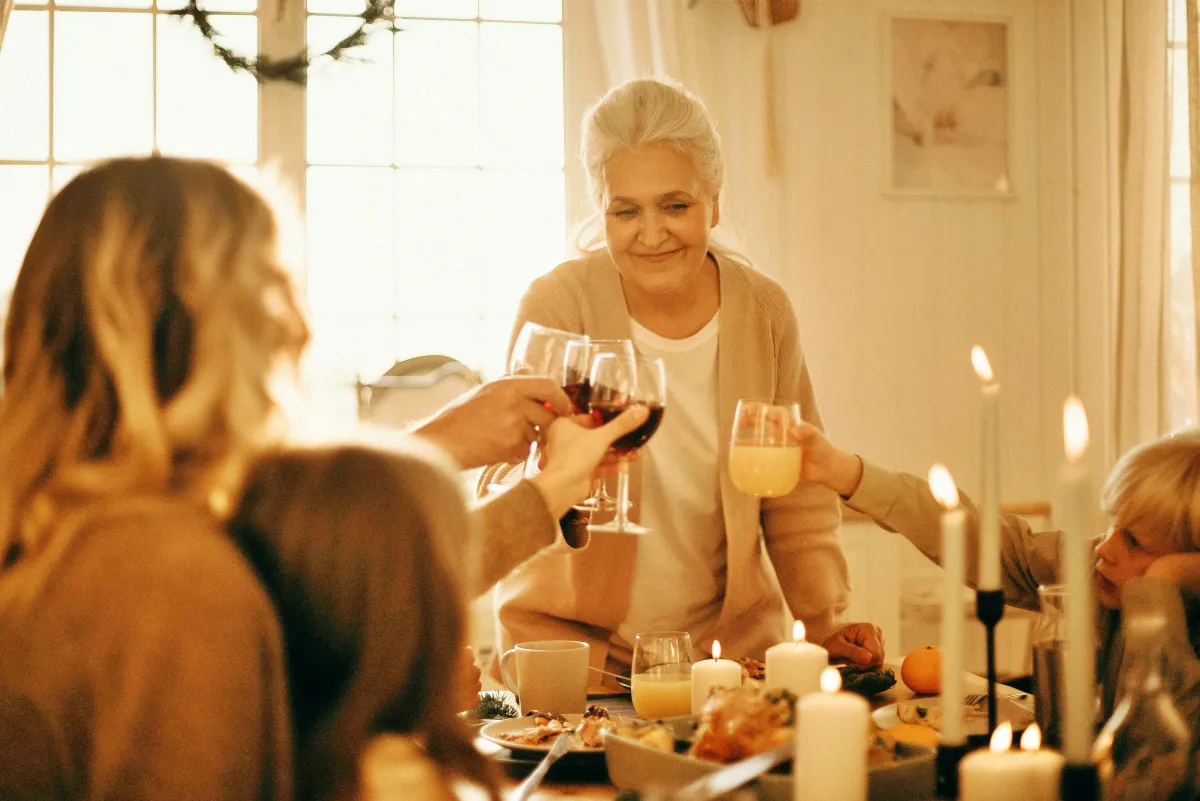 une petite famille qui celebre une fete a la table