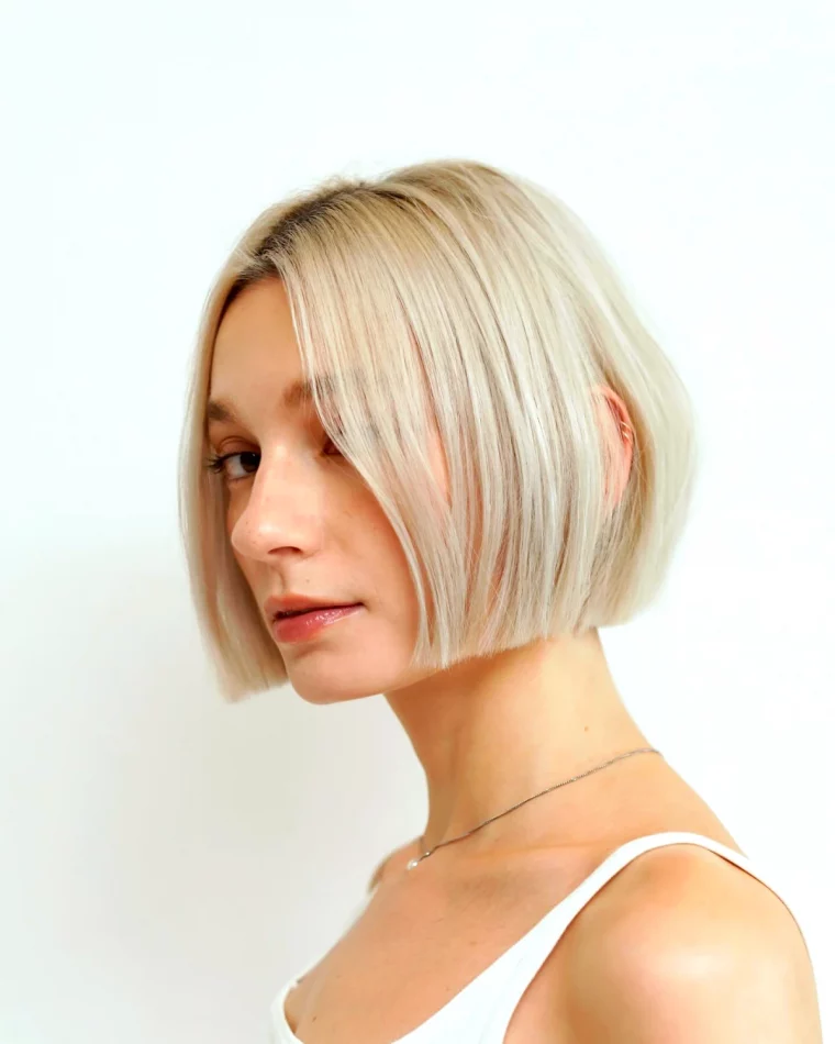 bob court effile cheveux blonds coupe de cheveux tendance 2025