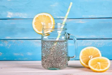 boisson detox graines de chia tranches citron eau paille moities agrumes