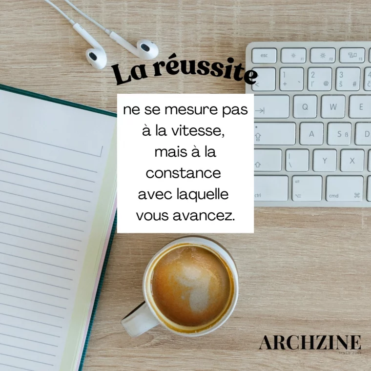 bureau clavier tasse boisson chaude carnet citation avenir reussite