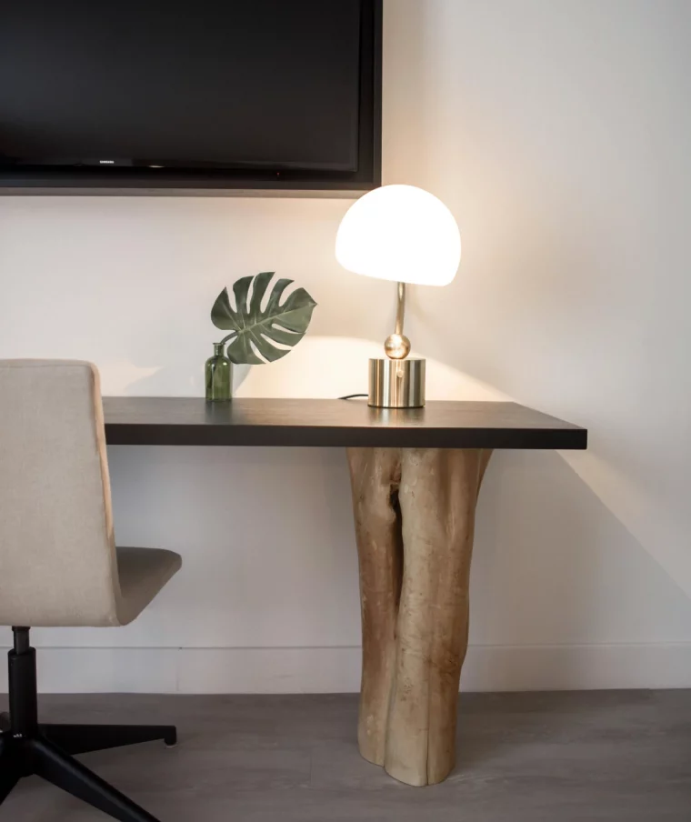 bureau design bois lampe de bureau chaise vase murs blancs