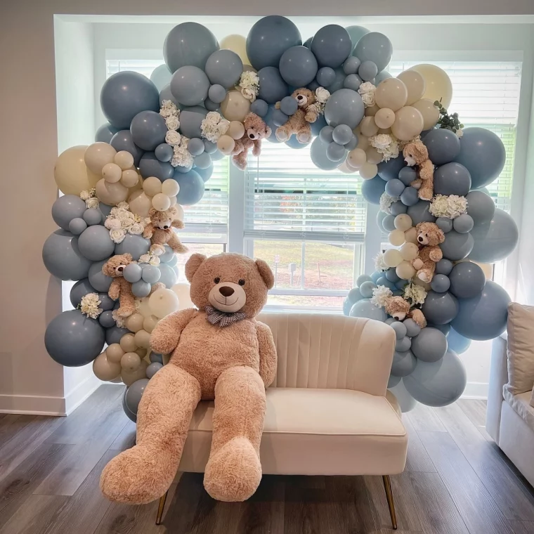 canape velours beige peluche ours arche ballons bleus