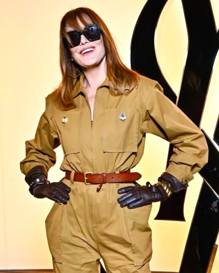 carla bruni en combi marron et lunettes de soleil exemple de coiffure avec frange femme 60 ans