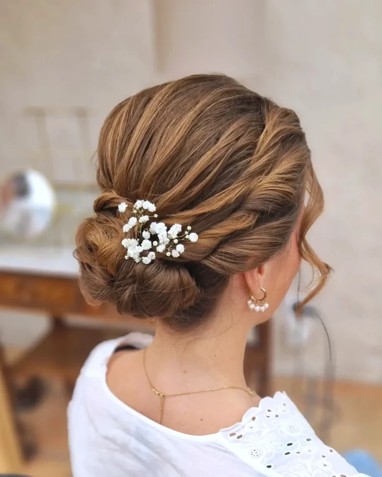 chignon structure cheveux longs mariage femme brune fleurs dans les cheveux