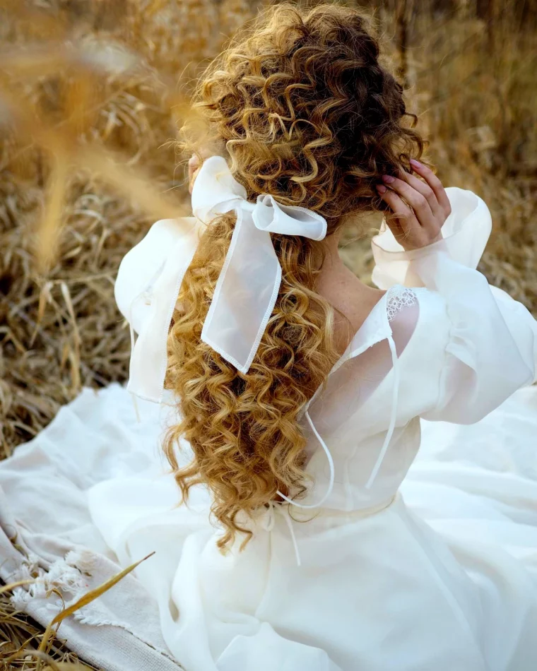 coiffure mariage boho style femme cheveux longs et bouclés