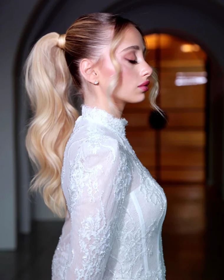 coiffure mariage cheveux longs queue de cheval avec mesches sur le devant