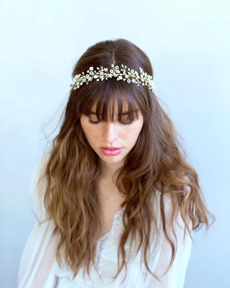 coiffure mariage diademe frange cheveux longs detaches