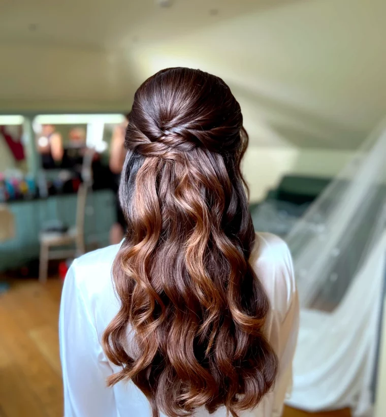 coiffure mariage vagues retro femme brune cheveux longs