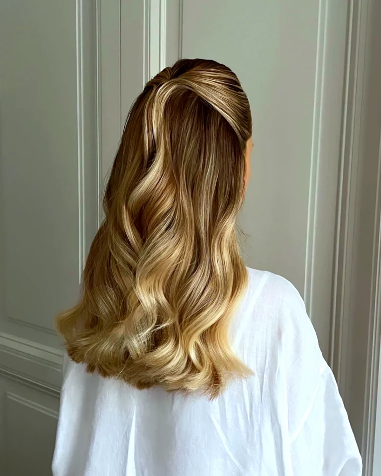 coiffure retro cheveux blonds longs mariage 2025