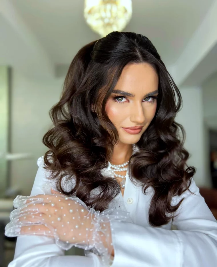 coiffure retro femme cheveux longs et detache robe et gants blancs