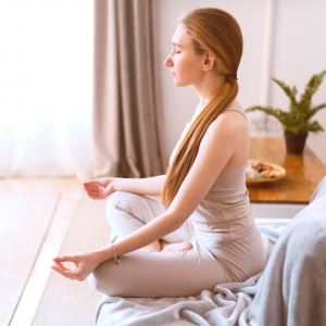 coin yoga et bien etre a la maison femme qui fait de la meditation