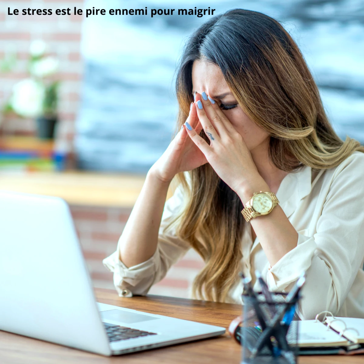 comment maigrir du ventre femme stress devant un ordinateur