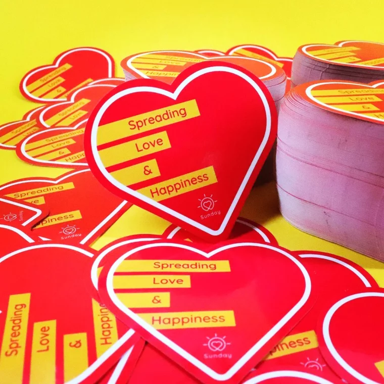 conception des stickers publicitaire pertinents coeurs rouges sur fond jaune