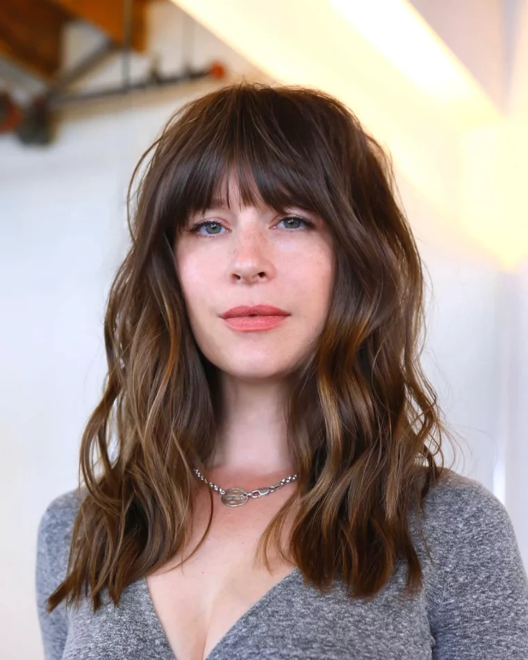 coupe cheveux mi long dégradé effilé avec frange 60 ans 2025