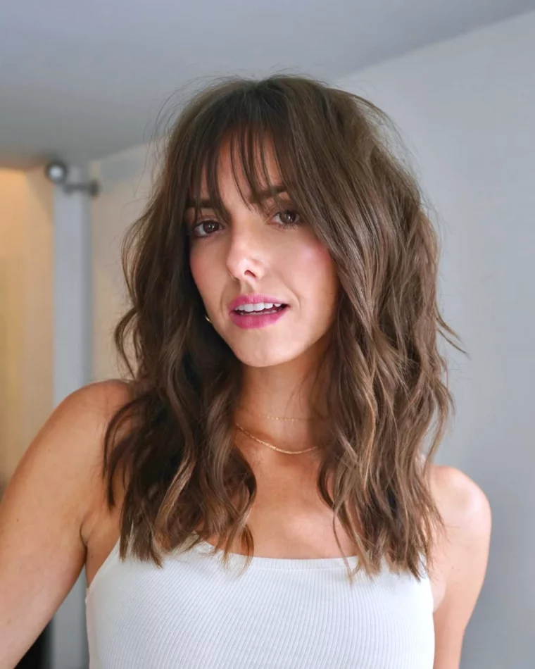 coupe de cheveux degrade long avec une frange effilee femme brune