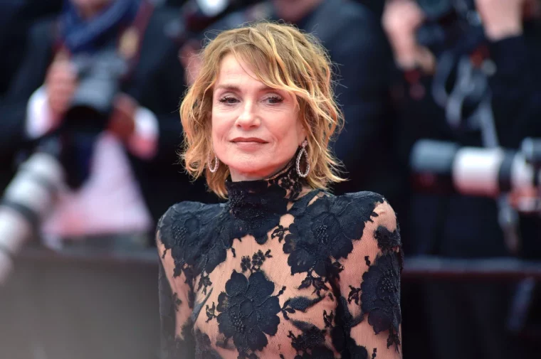 coupe de cheveux effilee et degradee avec frange isabelle huppert