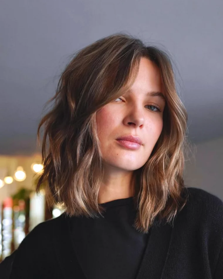 coupe de cheveux femme degrade effile mi long 50 ans tendance 2025 coiffure
