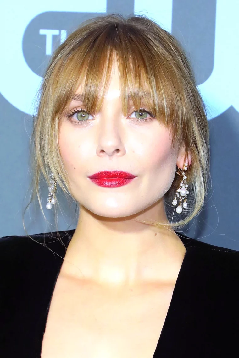 coupe de cheveux frange cheveux attache femme blonde