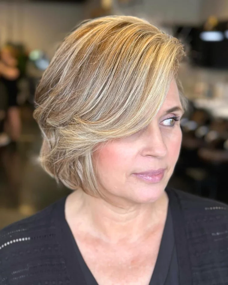 coupe de cheveux mi long femme 60 ans visage ovale