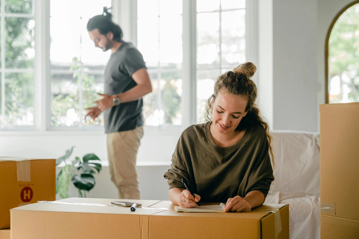 couple liste taches demenagement cartons boites meubles plantes