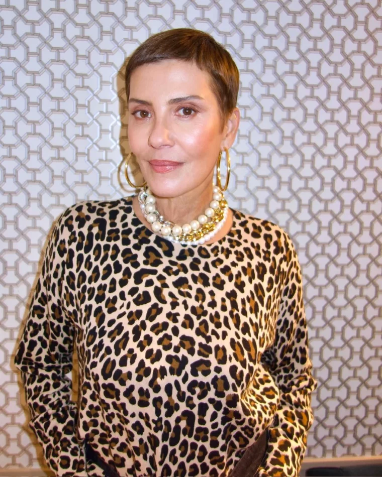 cristina cordula avec un top leopard coupe de cheveux courte tedance femme 60 ans
