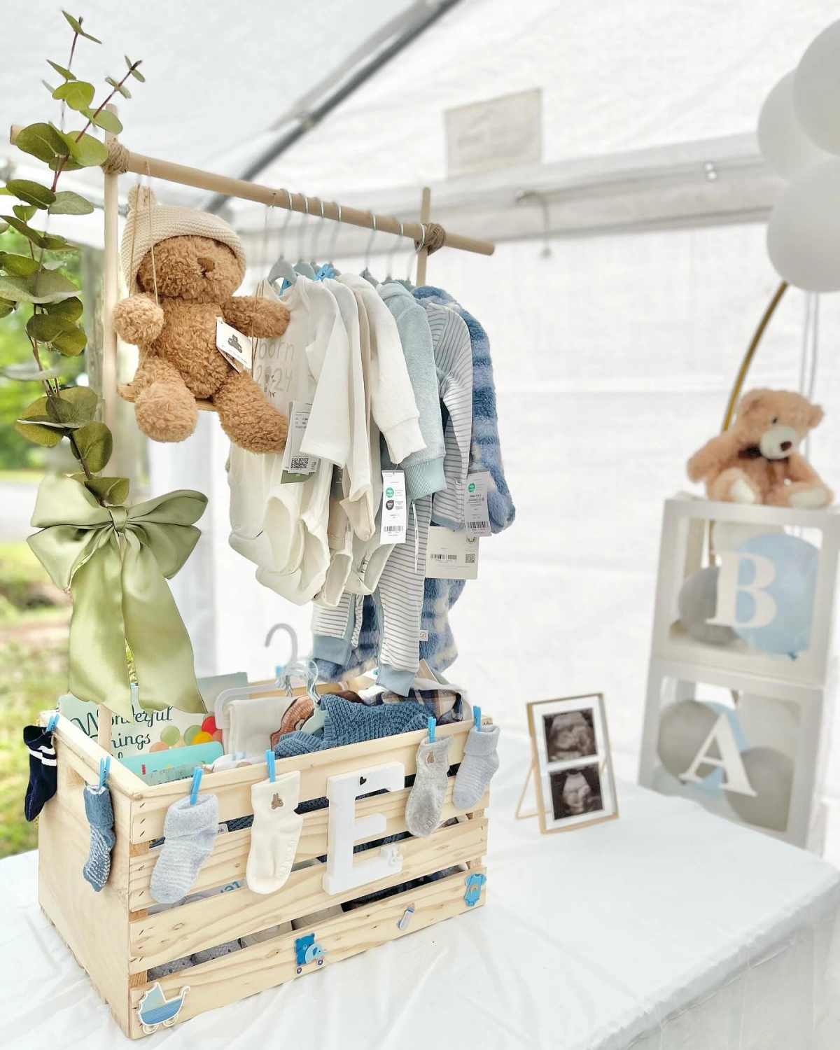 decoration baby shower fait maison caissette bois guirlande vetements chaussettes