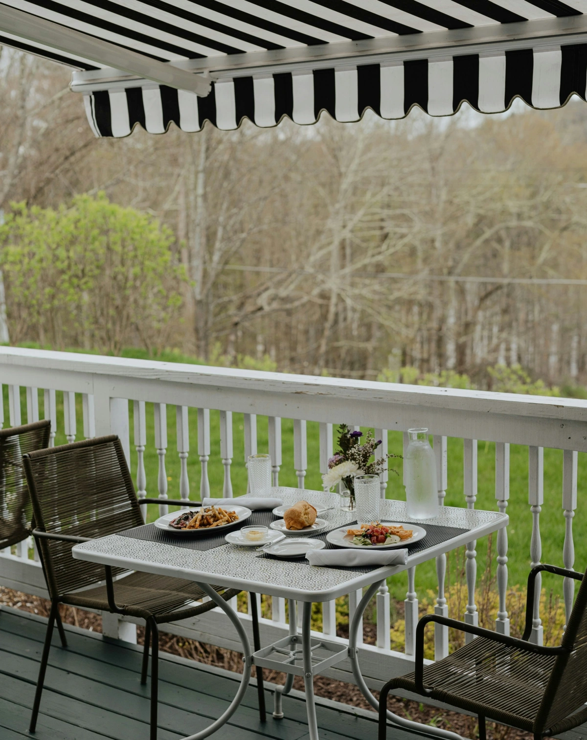 decoration veranda table blanche chaises marron metal couverture