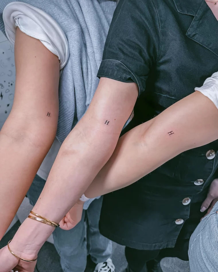 dessin peau initiaux symbolisme tatouage trio famille bras