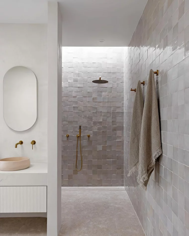 douche revetement mural salle de bain tendance blanc et beige