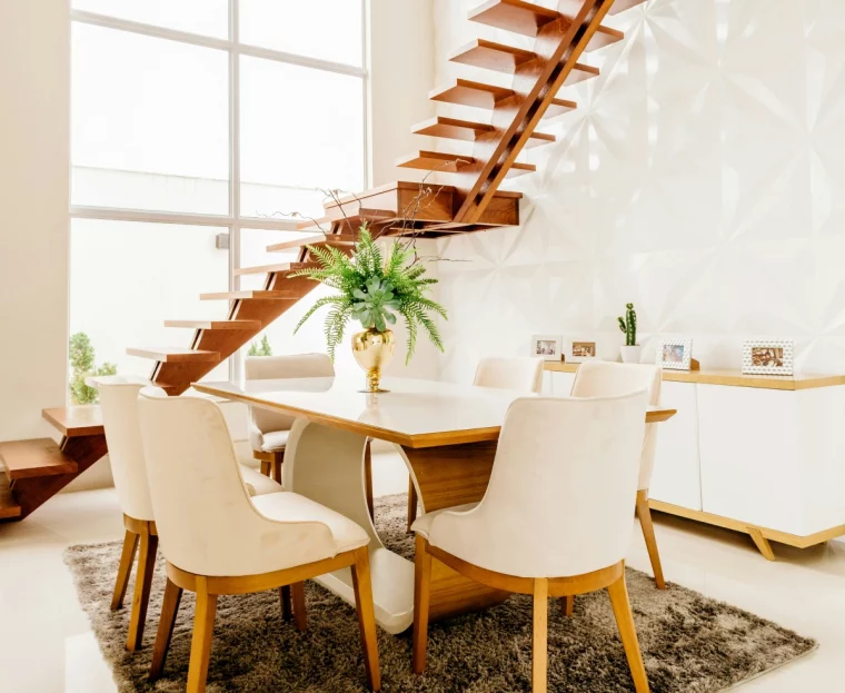 escalier moderne bois table salle a manger tapis gris fenetres