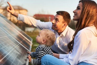 famille couple enfant bebe panneaux solaire travaux maison