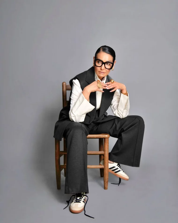 femme 60 ans basket tendance lunette de vue noir