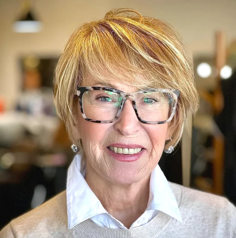 femme avec une frange coupe de cheveux avec lunettes femme 70 ans