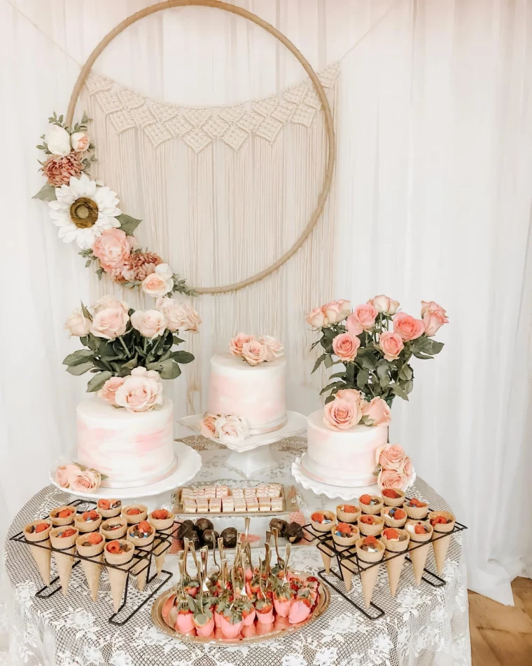 gateaux baby shower ombre rose et blanc desserts suspension macrame couronne bois fleurs