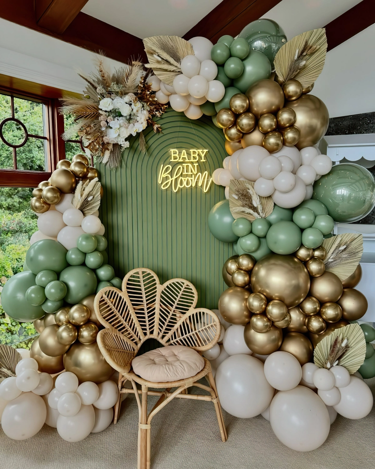 guirlande baby shower ballons beige or nuances de vert chaise paon rotin