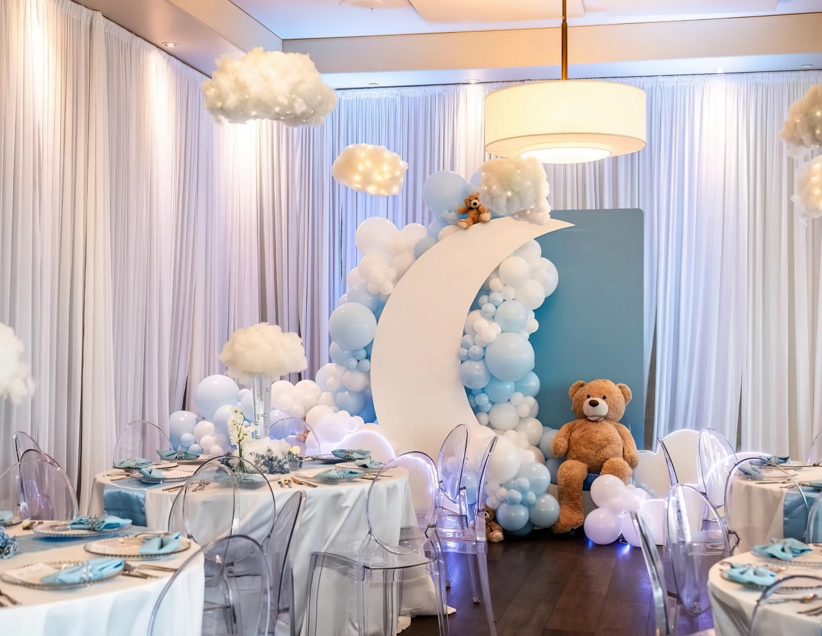 idee baby shower blanc et bleu nuages lumineux peluches ours