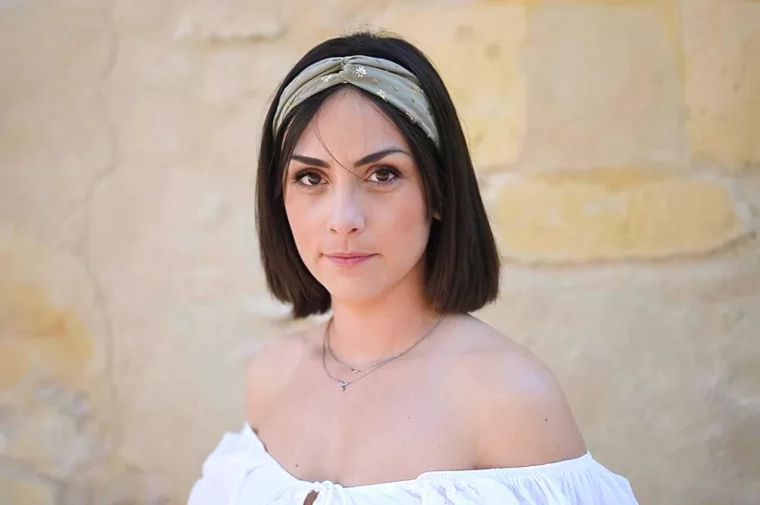 idee de coiffure pour un carre plongeant femme brune avec un bandeau