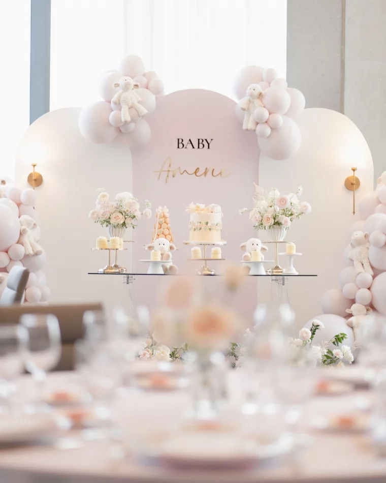 idee deco table de desserts gateaux baby shower bouquets de fleurs