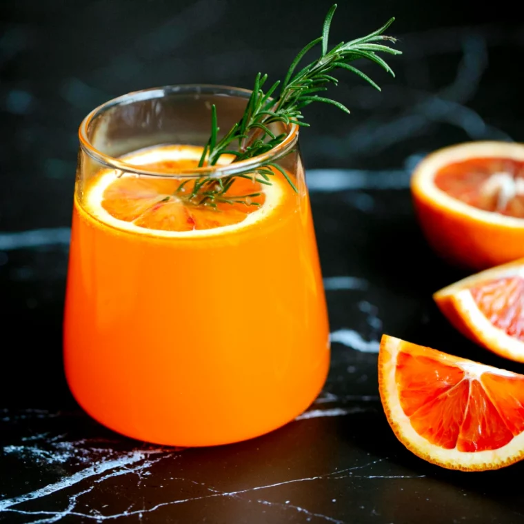 jus detox recette verrre avec du liquide orange