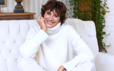 la couffure rajeunissante femme 60 ans ines de la fressange tenue blanche sur un canape blanc