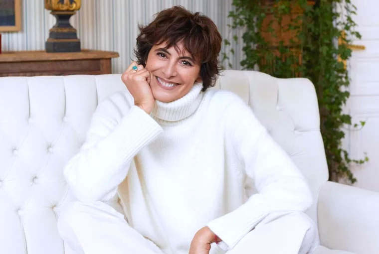 la couffure rajeunissante femme 60 ans ines de la fressange tenue blanche sur un canape blanc