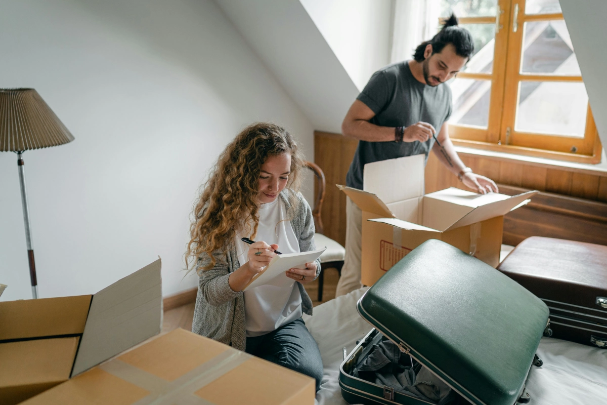 liste tache demenagement couple cartons boites valises