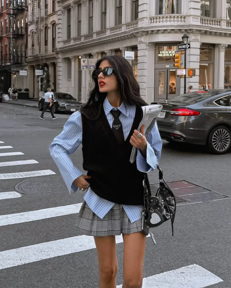 look d hiver moderne avec une cravatte pour femme jupe courte dans la rue
