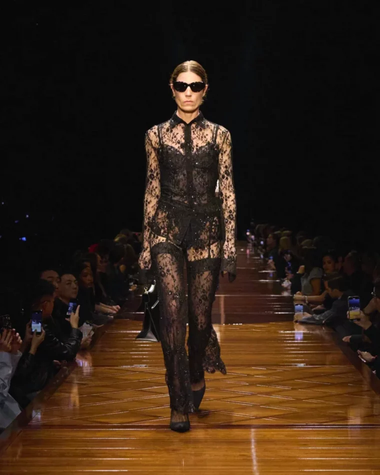 look noir dentelle defilee balanciage printemps ete 2025