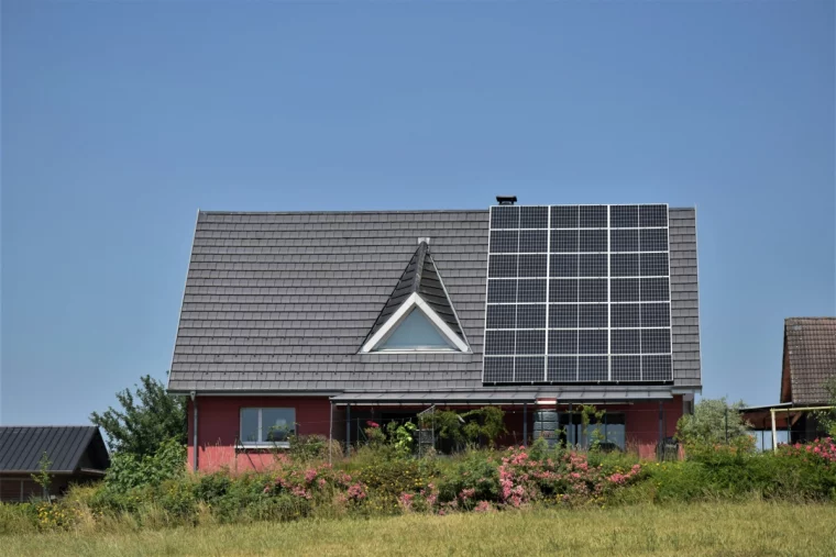 maison facade rouge toit gris electricite panneaux solaires