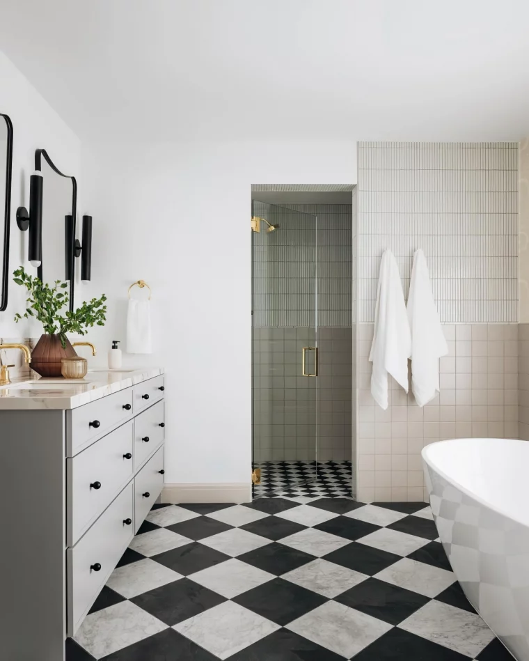 meuble sous vasque gris clair carrelage salle de bain blanc et noir