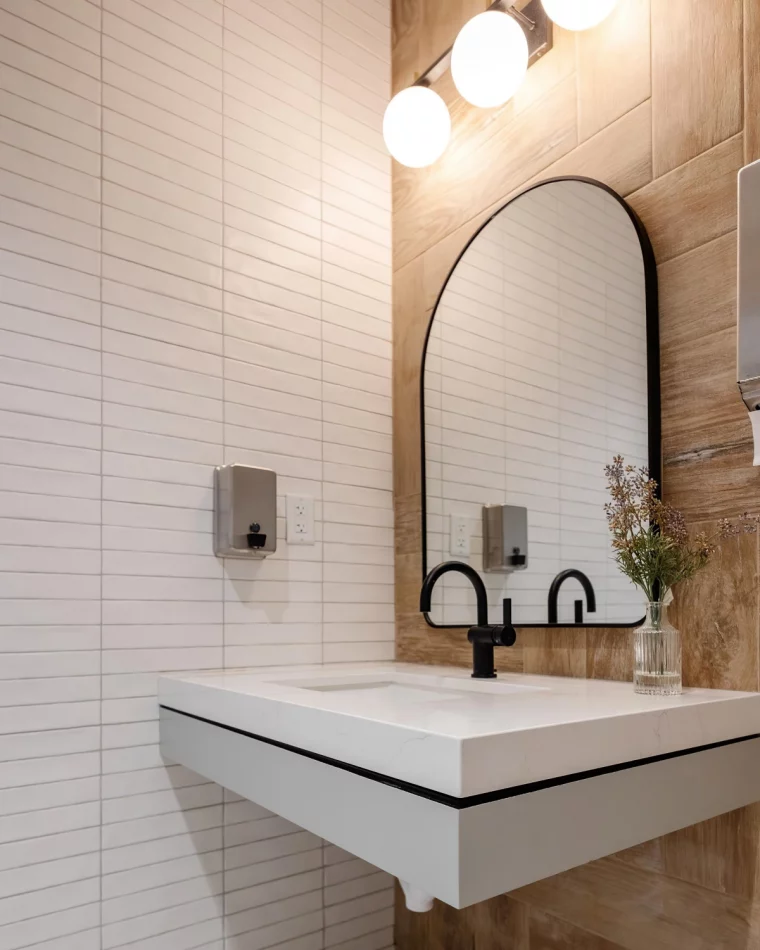 mur blanc miroir noir robinet mat carrelage salle de bain bois